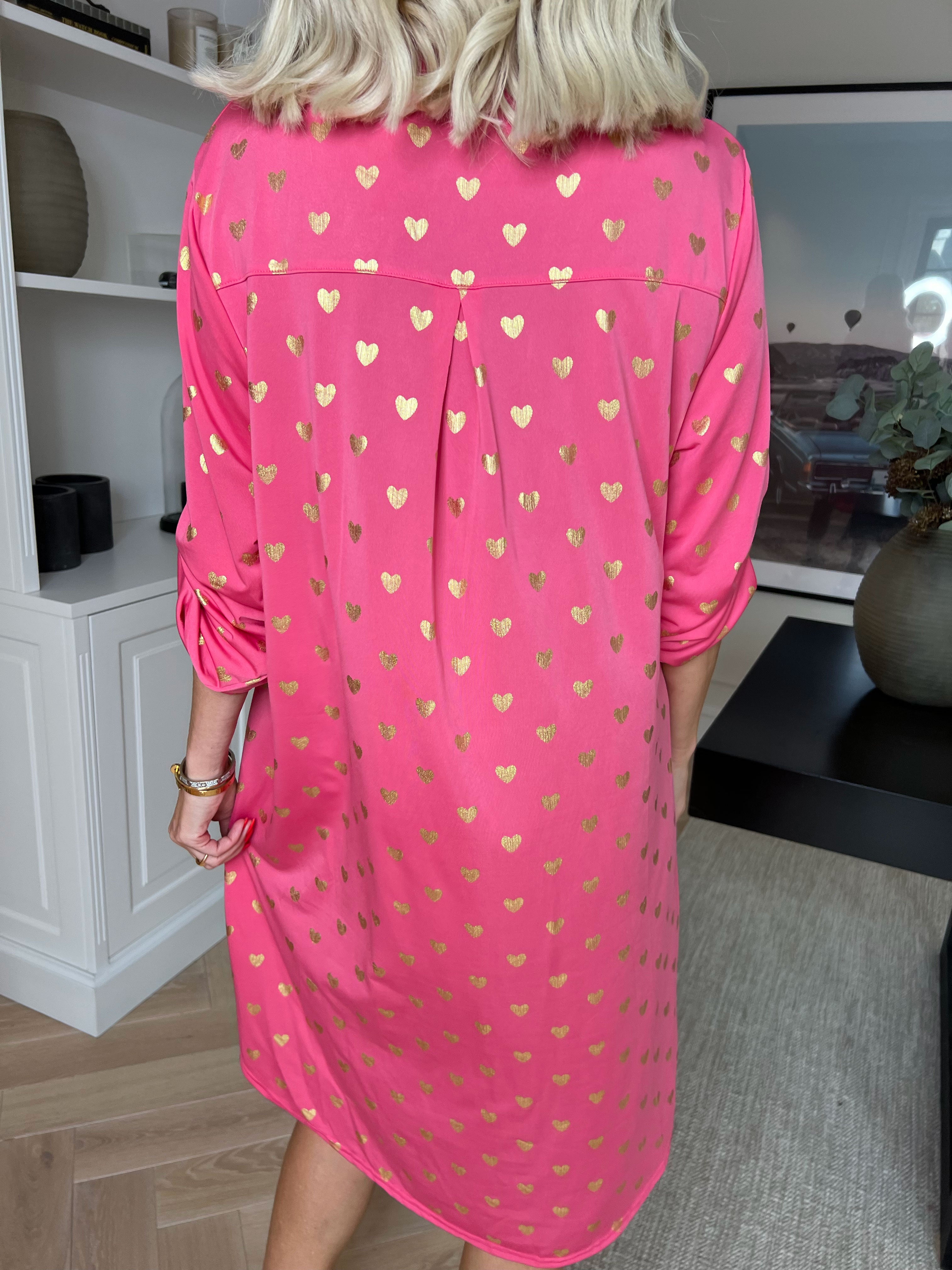 Ebba Gold Heart - Plus size resårklänning med guldfärgade hjärtdetaljer